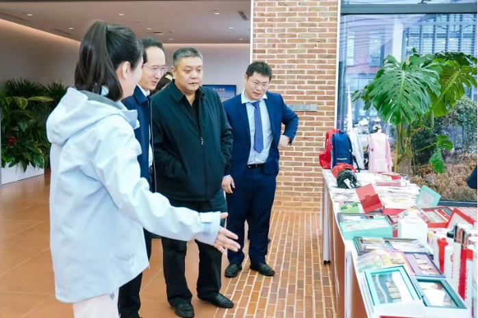 Attendees viewing Merchandise