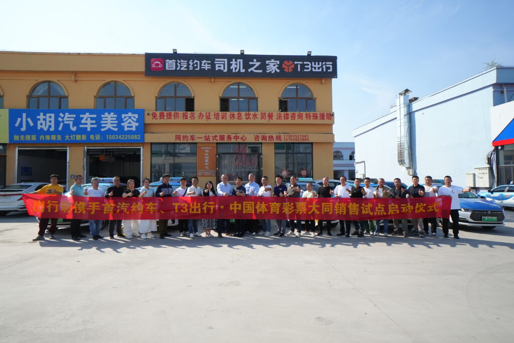 Photo of UGO drivers and Hui10 team